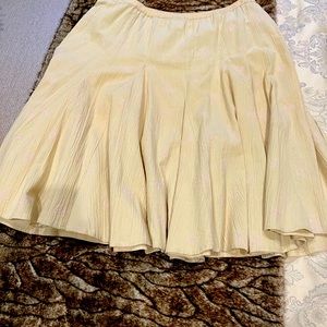 Denim & Co crinkle cotton skirt. Beige with pink flower embroidery. 💐💕👒